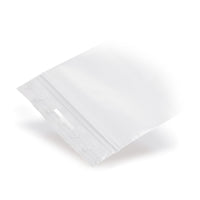 Pungi cu fermoar LDPE cu perforație eurogaură 90 µm — Vedere detaliată într-o aplicație tipică de ambalare, cu exemplu de con...