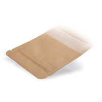 Pungi doypack din hârtie Kraft, cu fereastră transparentă — Vedere detaliată într-o aplicație tipică de ambalare, cu exemplu de conținut