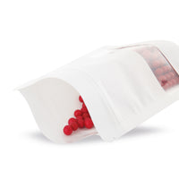 Pungi doypack din hârtie Kraft albă, cu fereastră transparentă — Vedere detaliată a ferestrei transparente pentru prezentarea conținutului