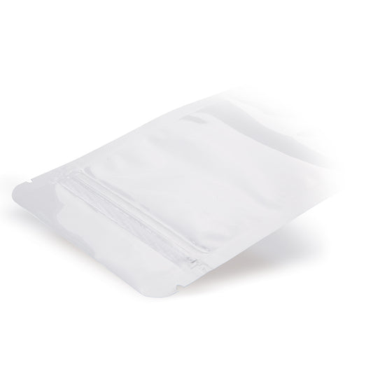 Pungi doypack albe — Vedere detaliată într-o aplicație tipică de ambalare, cu exemplu de conținut