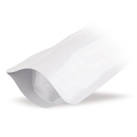Pungi doypack albe — Detaliu de material, cu accent pe grosimea foliei și calitatea prelucrării